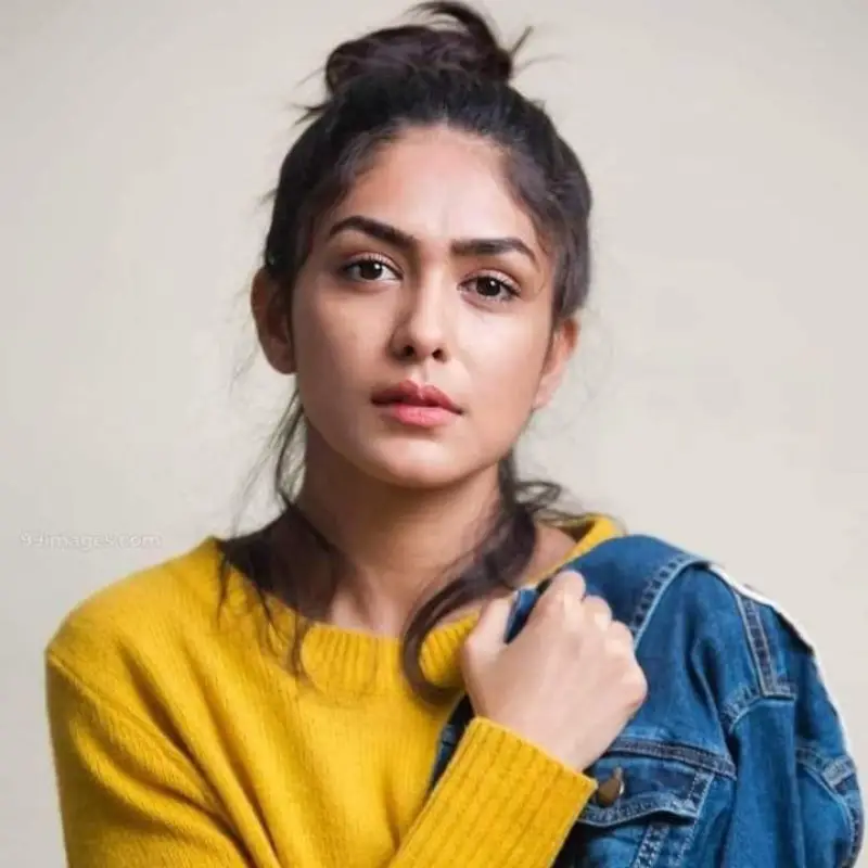  Biography of Mrunal Thakur 